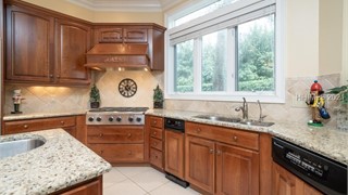 35 Lexington Drive thumbnail image 6